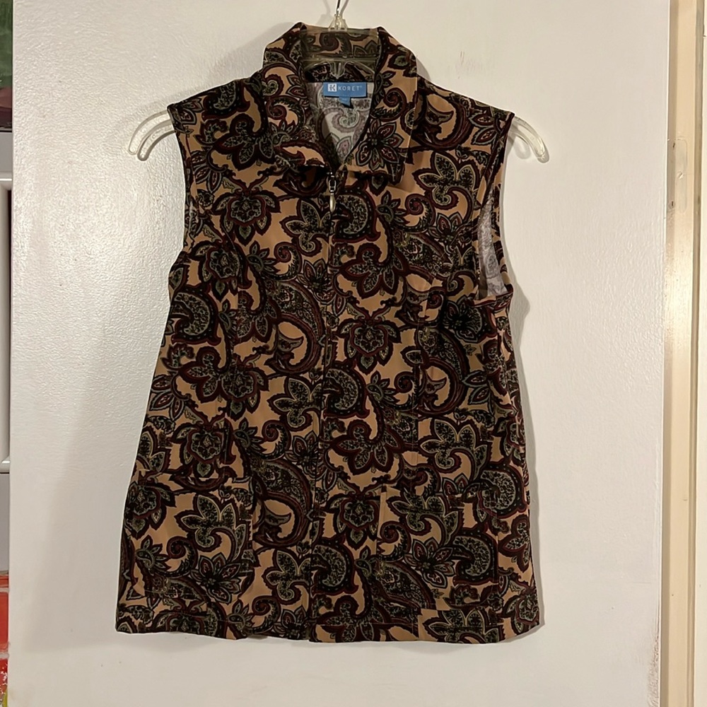 Koret zip front floral vest. Front patch pockets
